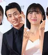 النجوم يتألقون على السجادة الحمراء في حفل توزيع جوائز Buil Film لعام 2022