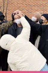 Bts يودعون جين بينما ينضم إلى الجيش.